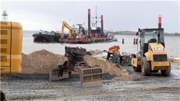 Blick auf eine Baustelle am Wasser. Der Neubau der Nordmole startet.