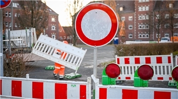 Baustelle eingerichtet, Autofahrer dürfen hier nicht mehr parken.