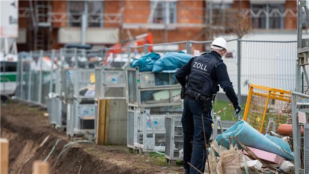 Baustellen sind nach Erfahrungen des Zolls Schwerpunkte für Schwarzarbeit und illegale Beschäftigung. In der Wesermarsch ist die Zahl der ermittelten Fälle im vergangenen Jahr angestiegen. 