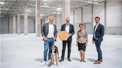 Baustellenfest: Die neue Lagerhalle des Fließenproduzenten Nordceram ist bald fertig. Investor Christoph S. Peper, Nordceram-Geschäftsführer Klaus-Martin Andreas, Häfensenatorin Claudia Schilling (SPD) und Jörg Wenzel vom Generalunternehmer Goldbeck.