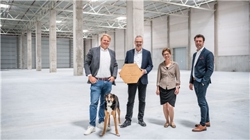 Baustellenfest: Die neue Lagerhalle des Fließenproduzenten Nordceram ist bald fertig. Investor Christoph S. Peper, Nordceram-Geschäftsführer Klaus-Martin Andreas, Häfensenatorin Claudia Schilling (SPD) und Jörg Wenzel vom Generalunternehmer Goldbeck.