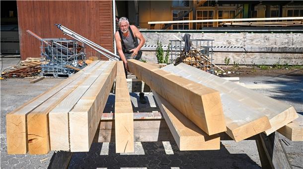 Baustoffe sind jetzt sehr teuer. So auch das Holz der Zimmerei von Claus Hillebrandt in Köhlen, mit dem Mitarbeiter Andreas Cassens arbeitet.