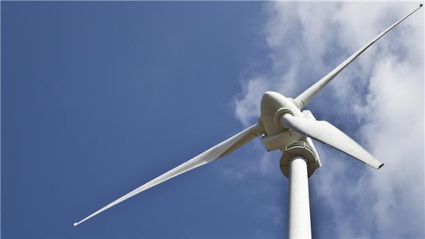 Ein Windrad unter blauem Himmel. Baut die Gemeinde Beverstedt bald eigene Windräder?