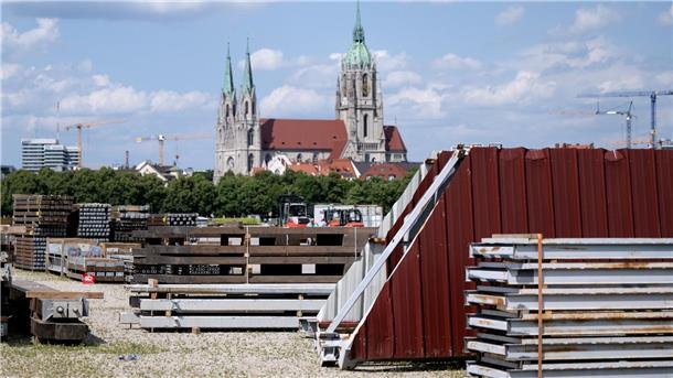 Aufbau für das Oktoberfest gestartet Bauteile eines Bierzelts stehen auf der Theresienwiese bereit.