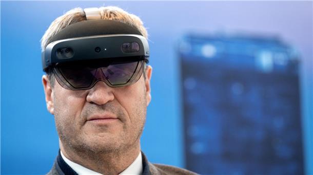 Telefónica will ab 2026 Hologramm-Telefonie anbieten Bayern Minsterpräsident Markus Söder in der Zentrale des Mobilfunk-Anbieters Telefónica (O2).