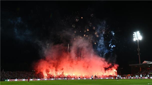 Wegen Pyro: FC Bayern muss 150.000 Euro zahlen Bayern München muss wegen etlicher Pyrotechnik-Vergehen seiner Fans beim Pokalspiel in Ulm 150.000 Euro Strafe zahlen.