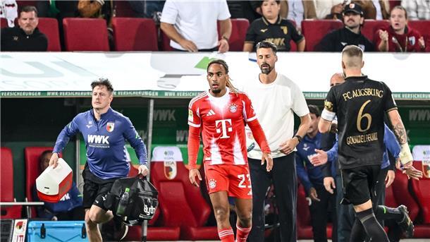 Nach heftigem Zusammenprall: Bayerns Boey entschuldigt sich Bayern-Profi Sacha Boey (M.) sah für sein Foul an Augsburgs Robin Fellhauer Gelb.