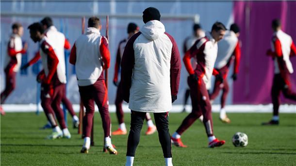 Heftige „Drucktage“ für Bayern und Kompany Bayern-Trainer Vincent Kompany (vorne) beobachtet seine Spieler beim Training.