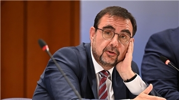 Bayerns Gesundheitsminister Klaus Holetschek setzt sich für einen Lohnersatz für pflegende Angehörige ein.
