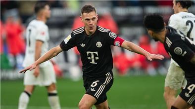 Bayerns Joshua Kimmich jubelt über sein Führungstor in Mönchengladbach.