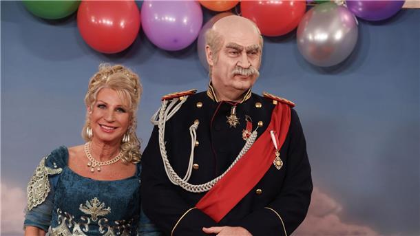 Bayerns Ministerpräsident Markus Söder und Karin Baumüller-Söder kommen als Reichskanzler Otto von Bismarck und eine Dame aus der Zeit Bismarcks zur Livesendung des Bayerischen Rundfunks „Fastnacht in Franken“.