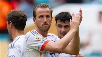 Bayerns Vorarbeiter und Matchwinner Harry Kane applaudiert den Fans.