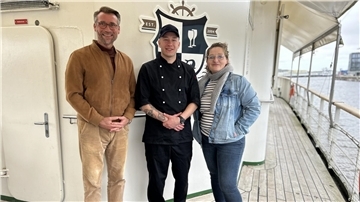 BBU-Geschäftsführer Gerrit Michaelis (links) und Mandy Fülle , Abteilungsleiterin auf der „Hansa“ (rechts), freuen sich über den gelungenen Berufsstart des Auszubildenden Bohdan Lohvyenko (Mitte).