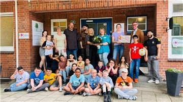 Gruppenfoto mit einer Schulklasse und Erwachsenen. Geschäftsführer der BBU Gerrit Michaelis und die Leiterin der JGH Wüstewohlde Petra Schulz begrüßen die Klassenlehrerin Annika Jacobsen und Steffi Roß-Heitmann in der Jugendherberge Wüstewohlde.