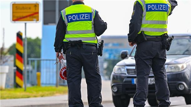 Beamte der Bundespolizei stehen am deutsch-polnischen Grenzübergang Stadtbrücke in Frankfurt (Oder).