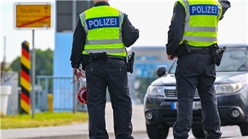 Beamte der Bundespolizei stehen am deutsch-polnischen Grenzübergang Stadtbrücke in Frankfurt (Oder).