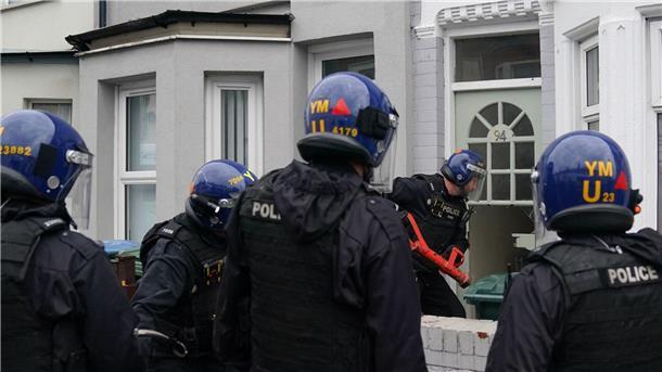 1600 Festnahmen: Großeinsatz gegen Drogenbanden in England Beamte der Polizei der West Midlands verschaffen sich Zutritt zu einem Grundstück in Coventry.