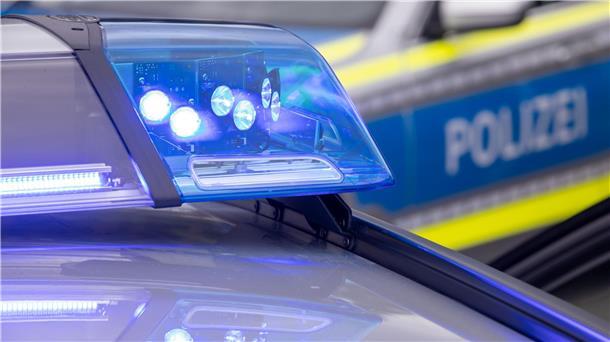 Zwei Einsatzfahrzeuge der Polizei