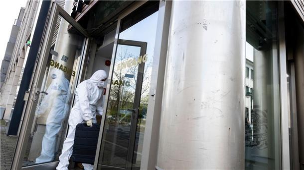 Fitnessstudio-Attacke: Viele Hinweise, keine heiße Spur Beamte der Spurensicherung arbeiten am Tatort.