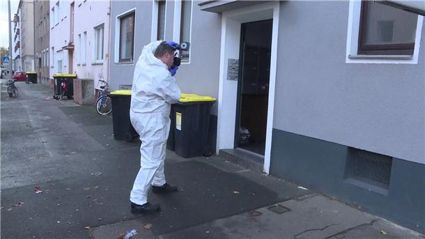 21-Jährige stirbt durch Messerstiche: Ex-Freund in U-Haft Beamte der Spurensicherung arbeiten vor einem Haus in Hannover.