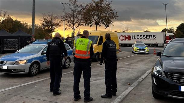Beamte des Zolls und der Polizei winkten zahlreiche Fahrzeuge aus dem Verkehr.