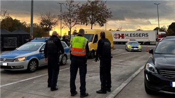Beamte des Zolls und der Polizei winkten zahlreiche Fahrzeuge aus dem Verkehr.