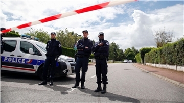 Beamte stehen 2016 am Tatort in Magnanville bei Paris.