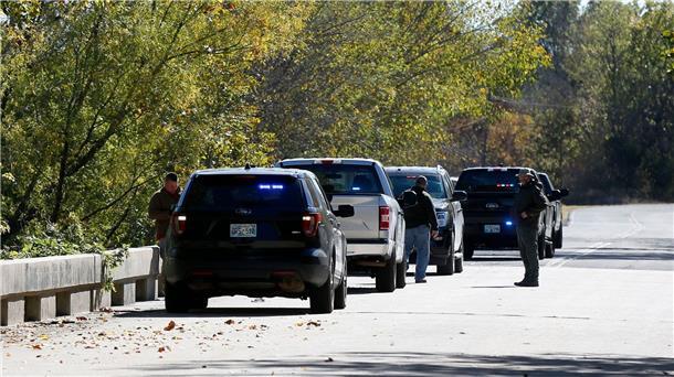 US-Polizei findet zerstückelte Leichen von vier Männern Beamte untersuchen eine Brücke in der Nähe des Deep Fork River im US-Bundesstaat Oklahoma. Dort wurden zerstückelte Leichen von vier vermissten Männern gefunden.