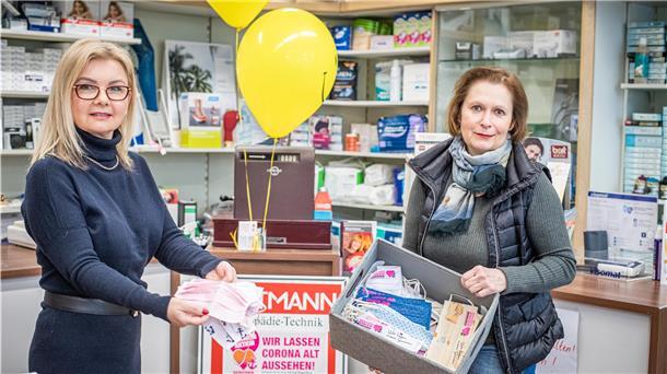 Beata Wandzioch (links) und Theresia Vollrath (rechts) mit selbst genähten Mundabdeckungen.