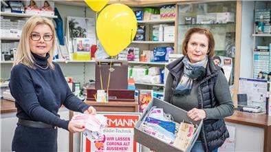 Beata Wandzioch (links) und Theresia Vollrath (rechts) mit selbst genähten Mundabdeckungen.