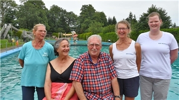 Beate Diercks, die Schwimmgäste Mara und Jürgen Itjen, Anne Reyer und Mania Wulff genießen das schöne Wetter im Midlumer Quellwasserfreibad (von links).
