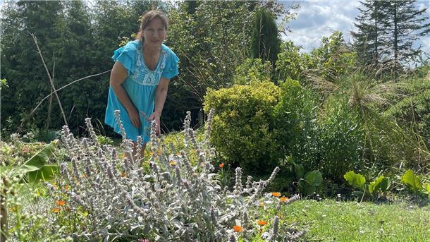 Frau im Garten