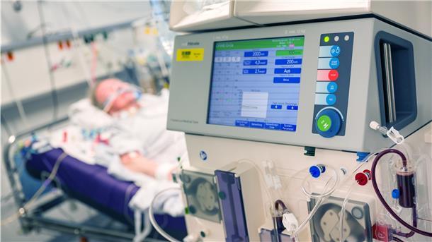 Beatmungsgeräte gelten in der Corona-Krise als essenziell für die Behandlung von Patienten. Gleichzeitig birgt die Therapieform eine Reihe von Nebenwirkungen.