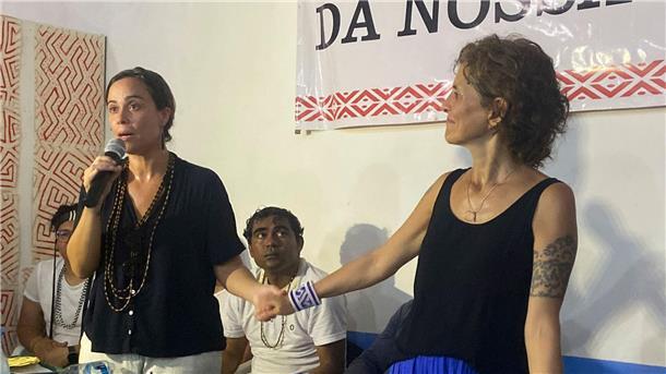 Morde im Amazonas: Lula-Delegation besucht Indigenen-Gebiet Beatriz Matos (l) und Alessandra Sampaio, die Witwen von Bruno Pereira und Dom Phillips, nehmen an einer Zeremonie in Atalaia do Norte, im Bundesstaat Amazonas teil. Eine hochrangige Delegation der brasilianischen Regierung besuchte die Region, in der die beiden Männer ermordet worden waren.