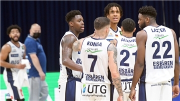 Bedröppelte Eisbären nach dem Spiel gegen die Artland Dragons.