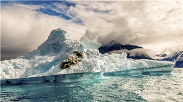 Bedrohte Schönheit: Die Gletscher und Eisberge in der Arktis stabilisieren das Erdsystem, doch sie schmelzen rasant. Dadurch gerät nun auch unser Wetter in Mitteleuropa häufiger aus dem Gleichgewicht