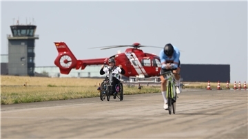 Beeindruckende Leistung vor beeindruckender Kulisse: Kathrin Denecke mit ihrem Handbike.