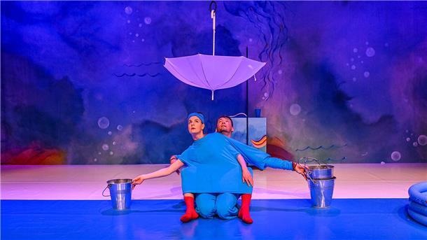 Beeindruckendes Tanztheater für Kinder ab zwei Jahren: „Platsch“ hatte am Freitag im Jungen Theater Bremerhaven (JUB) Premiere.