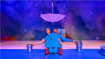 Beeindruckendes Tanztheater für Kinder ab zwei Jahren: „Platsch“ hatte am Freitag im Jungen Theater Bremerhaven (JUB) Premiere.