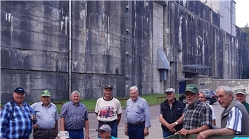 Beeindruckt vom gewaltigen Bunker und erschüttert vom mörderischen Geschehen während des Baus zeigten sich die Oldtimerfreunde. Foto: Schlesselmann