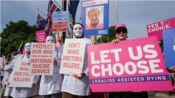 Befürworter und Gegner einer Regelung, die Sterbehilfe ermöglicht, vor dem Parlament in London.