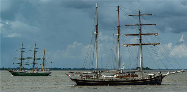 Begegnung auf der Außenweser: Die „Alexander von Humboldt II“ (links) und die Gulden Leeuv.
