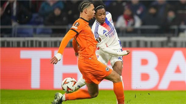 Begehrter Spieler: Malick Fofana (r) von Olympique Lyon - hier im Duell mit Frankfurt’s Nnamdi Collins.