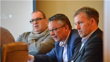 Begeistert sehen sie nicht aus, aber sie spielen mit (von links): die Bürgermeister Thorsten Krüger (Geestland), Andreas Wittenberg (Hagen) und Guido Dieckmann (Beverstedt).
