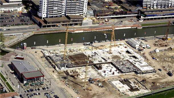 Beginn der Bauarbeiten 2000: Nach dem Scheitern des Ocean-Park-Projekts (was viele Bremerhavener begrüßten) entschied die Stadt sich am Ende für das Klimahaus, das Hotel und das Mediterraneo, heute das Outlet-Center.