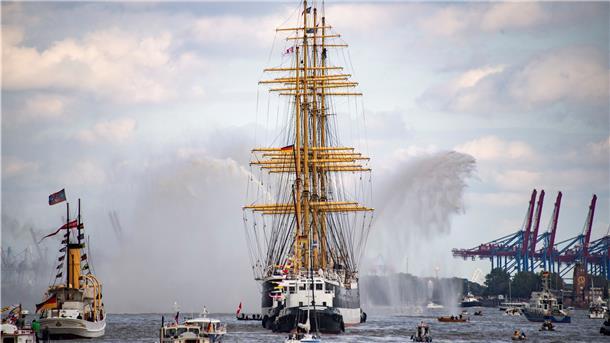 Begleitet von einer Armada an historischen Schiffen, Ausflugsbooten und kleinen Seglern erreichte „De Hamborger Veermaster“ am frühen Montagabend die Landungsbrücken in Hamburg. Die „Peking", das 1911 bei Blohm+Voss vom Stapel lief, soll Teil des neuen Deutschen Hafenmuseums werden.