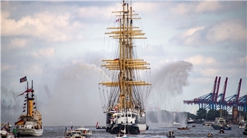 Begleitet von einer Armada an historischen Schiffen, Ausflugsbooten und kleinen Seglern erreichte „De Hamborger Veermaster“ am frühen Montagabend die Landungsbrücken in Hamburg. Die „Peking", das 1911 bei Blohm+Voss vom Stapel lief, soll Teil des neuen Deutschen Hafenmuseums werden.