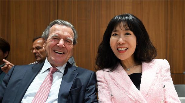Schröder und Wulff bei Ministerpräsidenten-Wahl Begleitet von seiner Frau nimmt Altkanzler Schröder an der Landtagssitzung in Hannover teil.