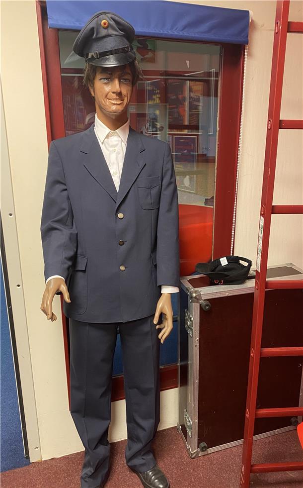 Begrüßt die Gäste im Foyer: eine alte Schaufensterpuppe des Herrenausstatters Kokenge.