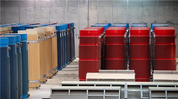 Bundesamts-Chef: Standort für Atommüllendlager bis 2046 Behälter mit hochradioaktiven Abfällen und Transporthauben stehen im atomaren Zwischenlager Gorleben.